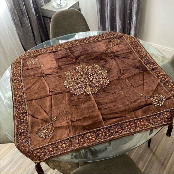 Elegant Brown Embroidered/embellished Tablecloth - Picture 1 of 8